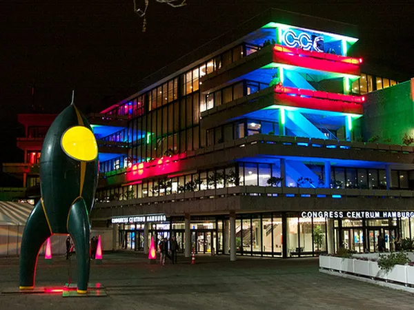 Das Congress Centrum Hamburg bei Nacht mit der Blinkenrocket im Vordergrund. Photo by Sasha Ludwig (http://www.flickr.com/photos/saschaludwig/)