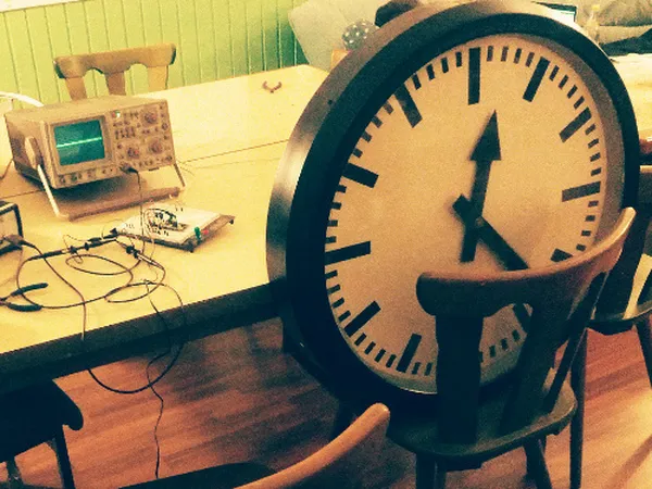 Nebenuhr mit Oszilloskop