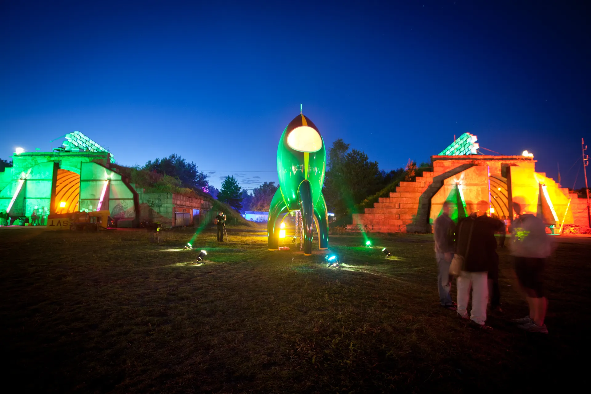 Ein Bild der Blinkenrocket bei Dunkelheit auf dem Chaos Communication Camp 2015