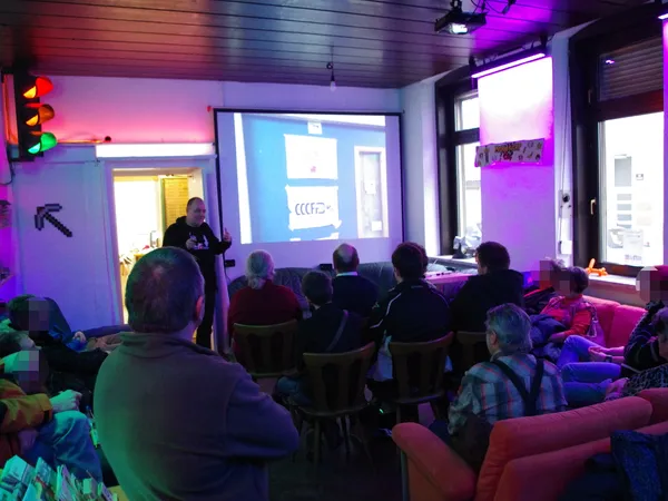 Bild vieler Menschen in der Lounge
